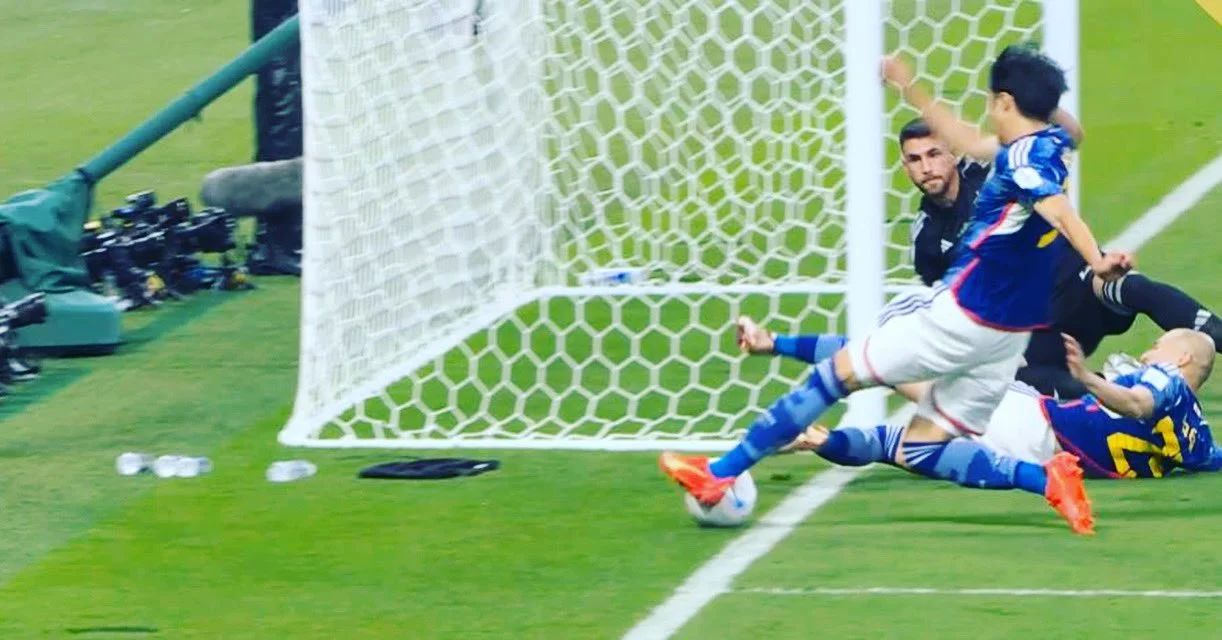 日本踢赢西班牙到底有没有出界,西班牙输