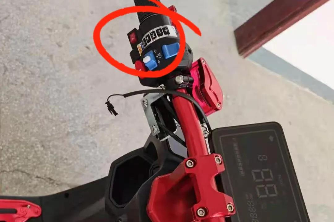 电动摩托车自己怎么上手机支架,摩托车加装手机支架怎么加