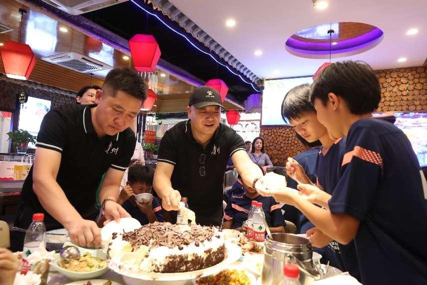 一年没见的支教老师和小队员们相遇惊喜地笑开心地哭