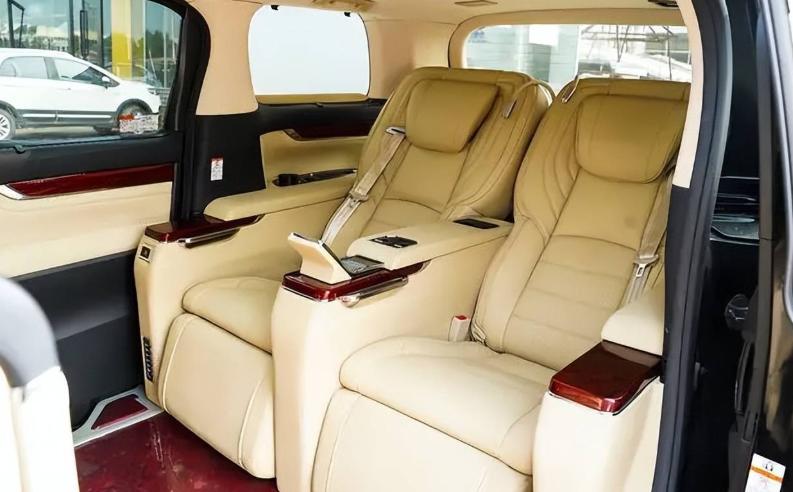 新款埃尔法2024款四座预定价格,新款埃尔法高配和低配第三排