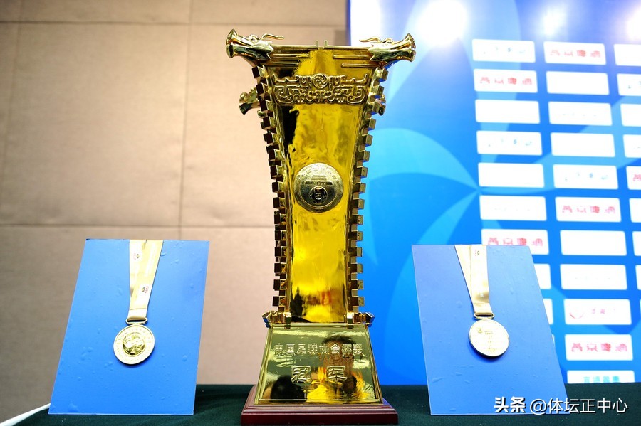 足协杯奖杯被当场掰断,足协杯冠军奖杯被掰断值多少钱