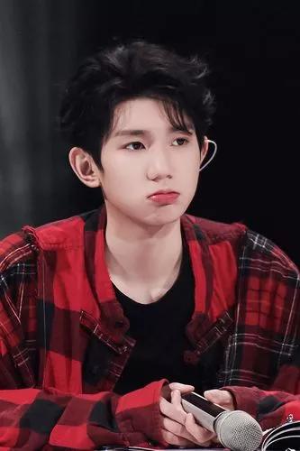 王源图片手机壁纸手控,王源壁纸女生专用高清