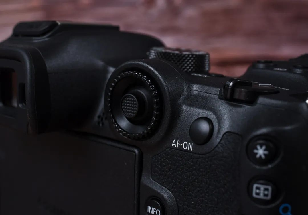 发烧友相机,佳能eosr跟rp哪个好