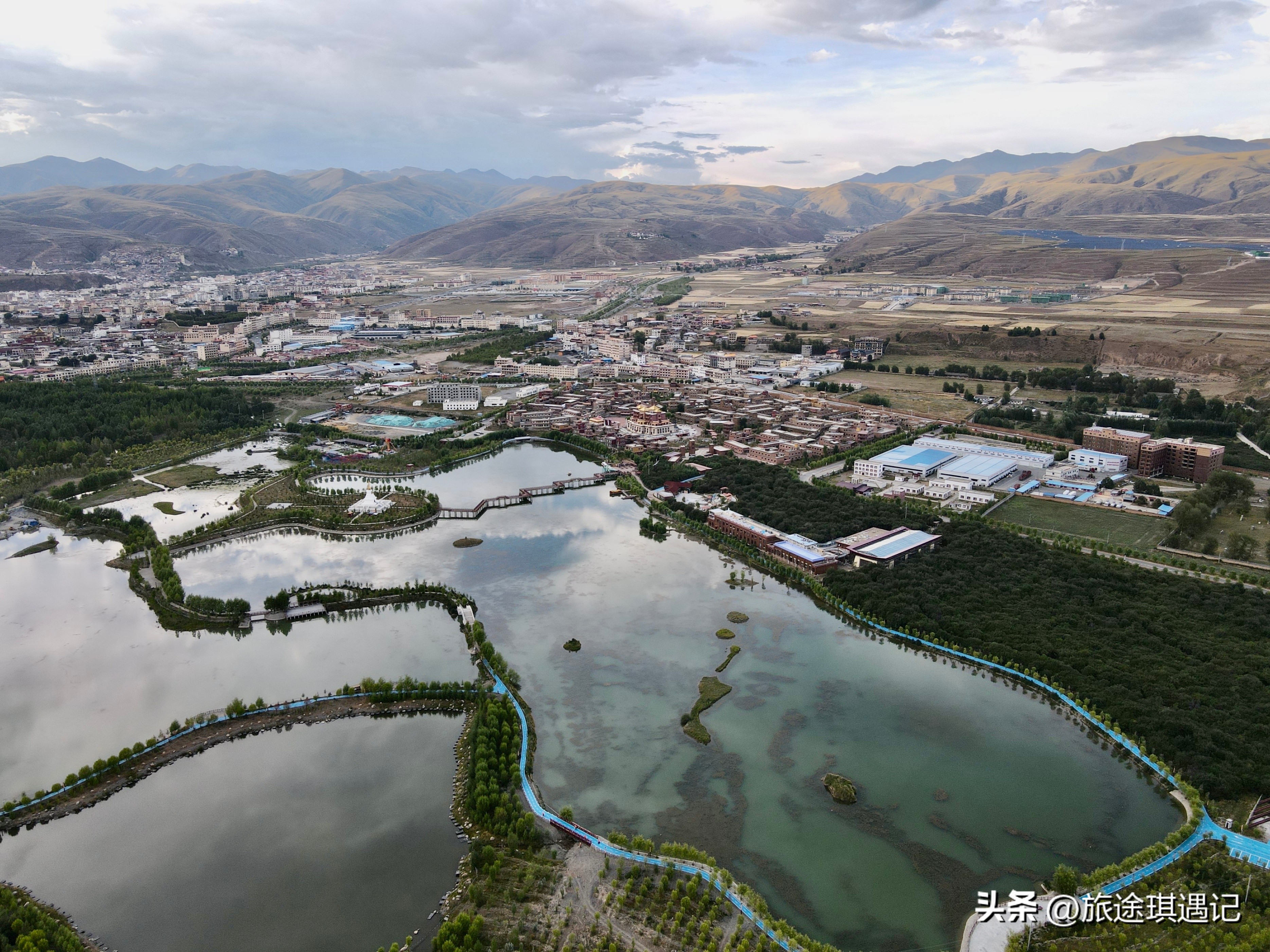 沿着317国道经过甘孜县格萨尔王城,317国道马尔康到甘孜县一路风光
