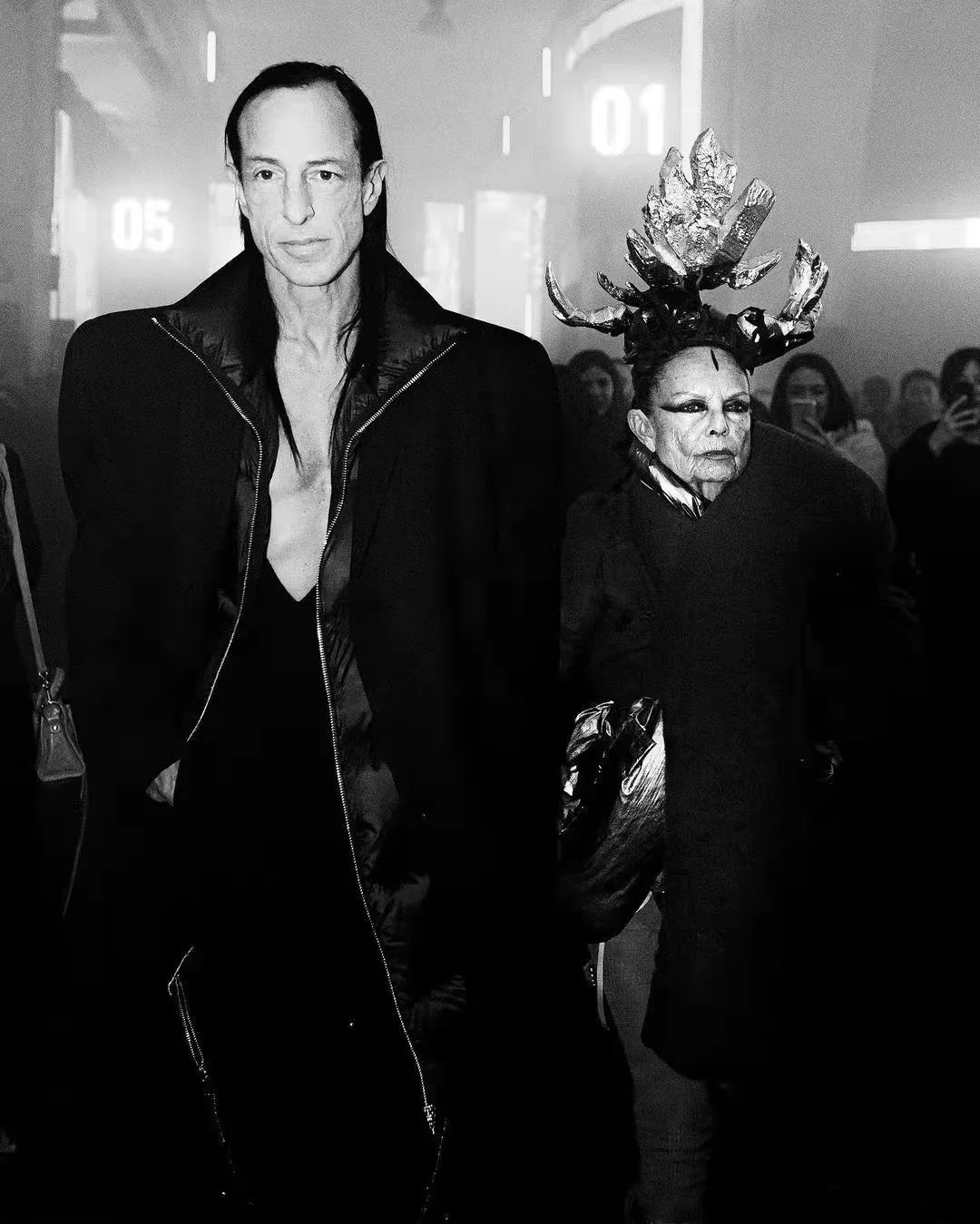 他被称时尚圈暗黑之王！神作爆红15年，侃爷以收藏他的桌子为傲？