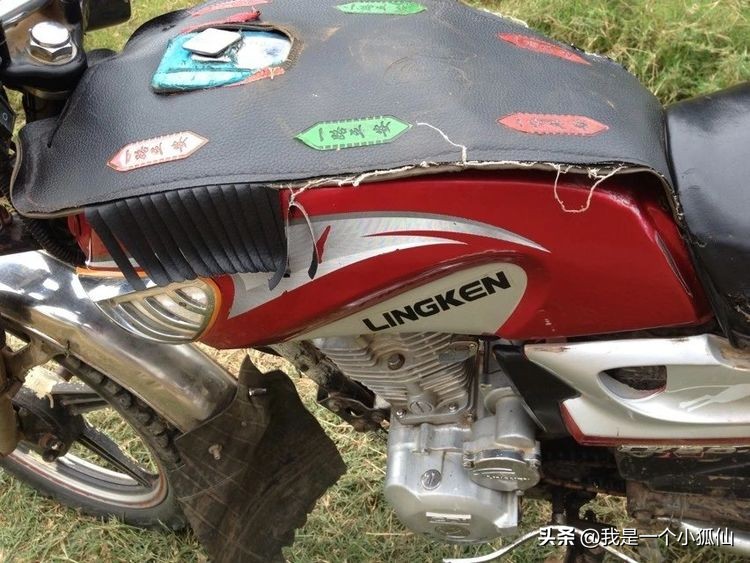 在非洲安哥拉遇到凌肯摩托,我激动的拉着黑人合影留念