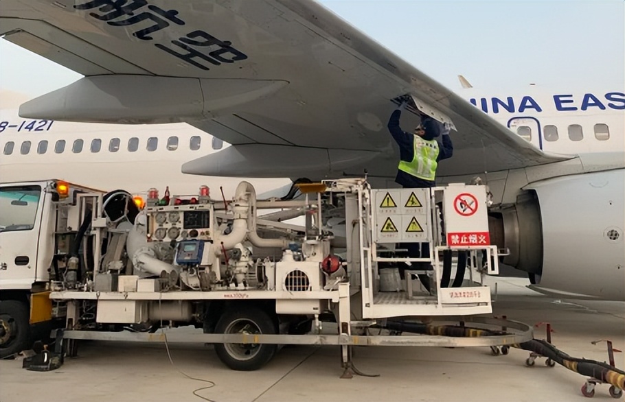 飞机油箱管道结构图,飞机副油箱连接结构