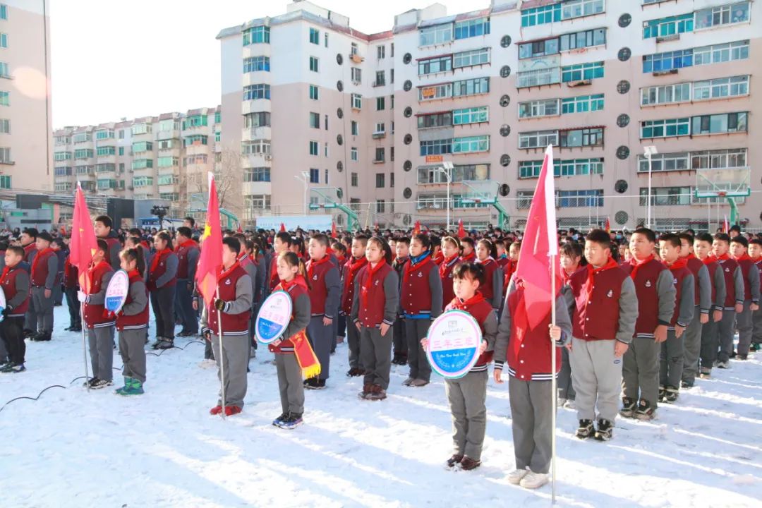 赓续足球文化献礼*党**二十大——明山区实验小学新学期主题升旗仪式