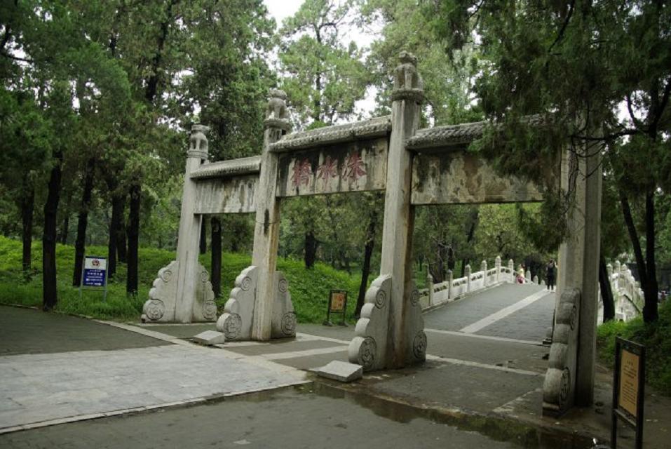 52年毛主席游孔庙，对旁人打趣地说道：我考考你们，孔子姓什么？