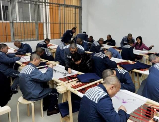 死囚偷偷将零件藏裤兜，狱警大喝：你干啥？2012年法院通知：减刑