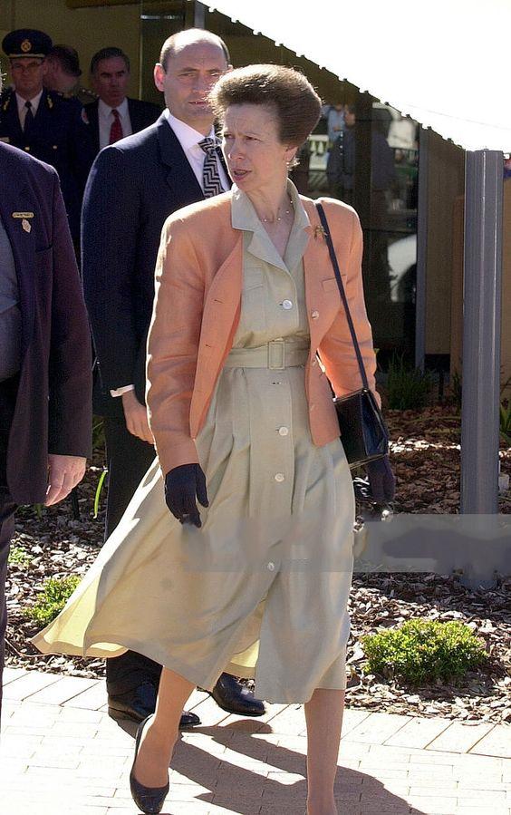 这位公主奶奶太会穿：72岁穿金戴帽，优雅贵气一眼看见