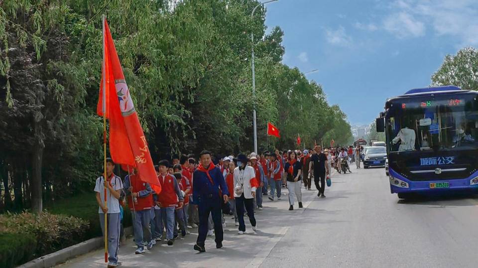 菏泽牡丹区第二实验小学远足,定陶一中远足视频