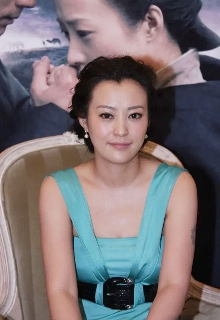 郝蕾连体裤穿搭 (郝蕾的穿搭)