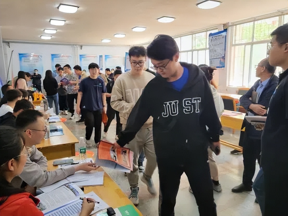 10场“高校行”活动达成初步就业意向1430余人*安泰**岱岳区实现企业与青年人才的“双向奔赴”