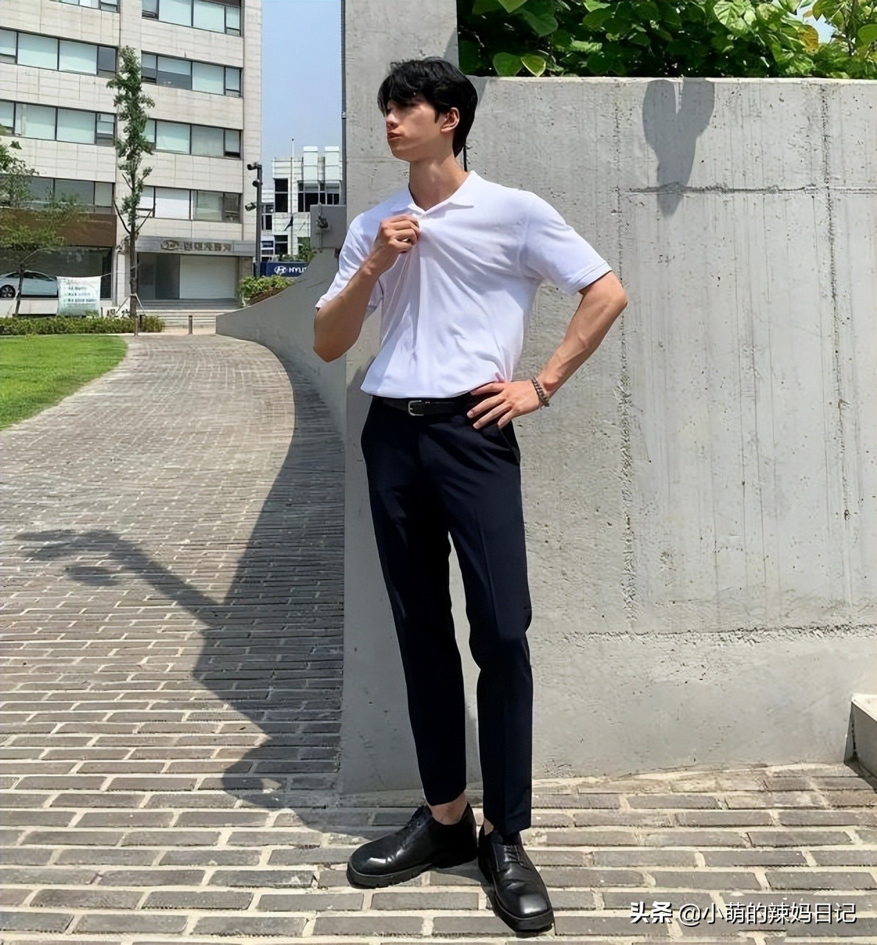 男人过了30岁就别穿衬衫,男人怎么穿t恤配修身牛仔裤