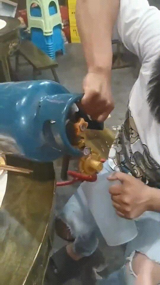 “老婆出差在宾馆给我发照片，桌子上那个是胶水吗？”哈哈哈哈