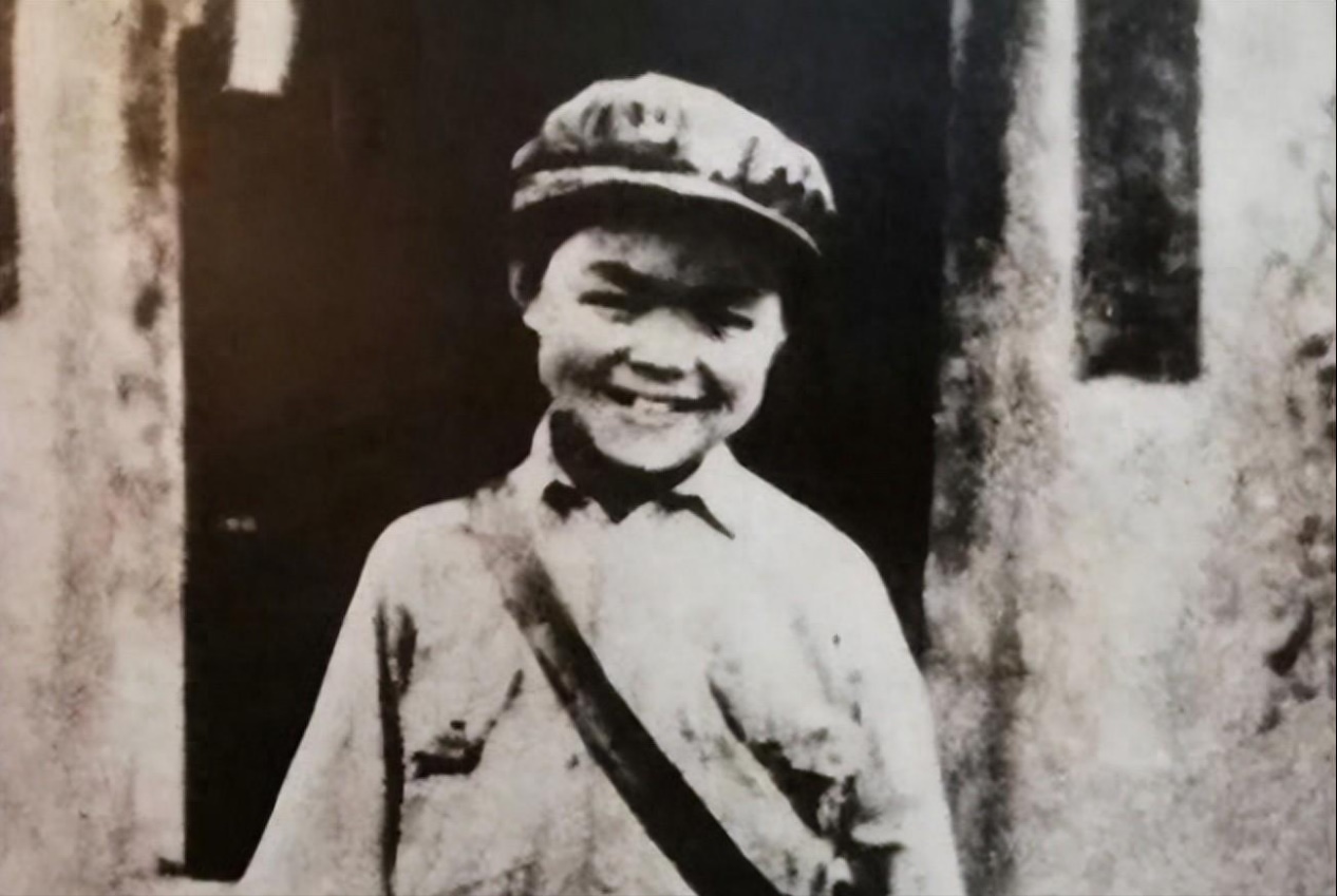 烈日下，女子下跪多日求复婚被拒，前夫发声，知情人透露实情