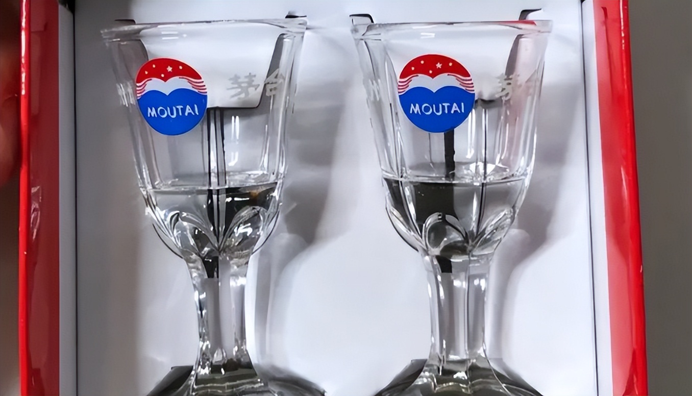 茅台送的小酒杯是几钱,茅台酒为何送个小酒杯