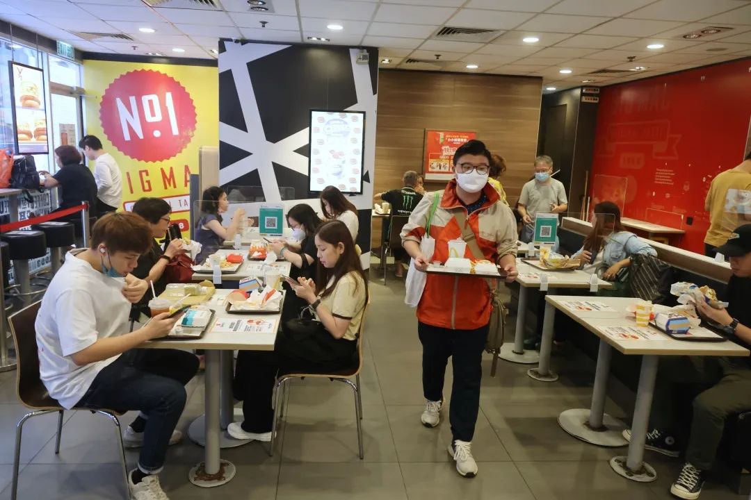 确诊数字持续回落，香港下周起要放宽这些社交距离措施......