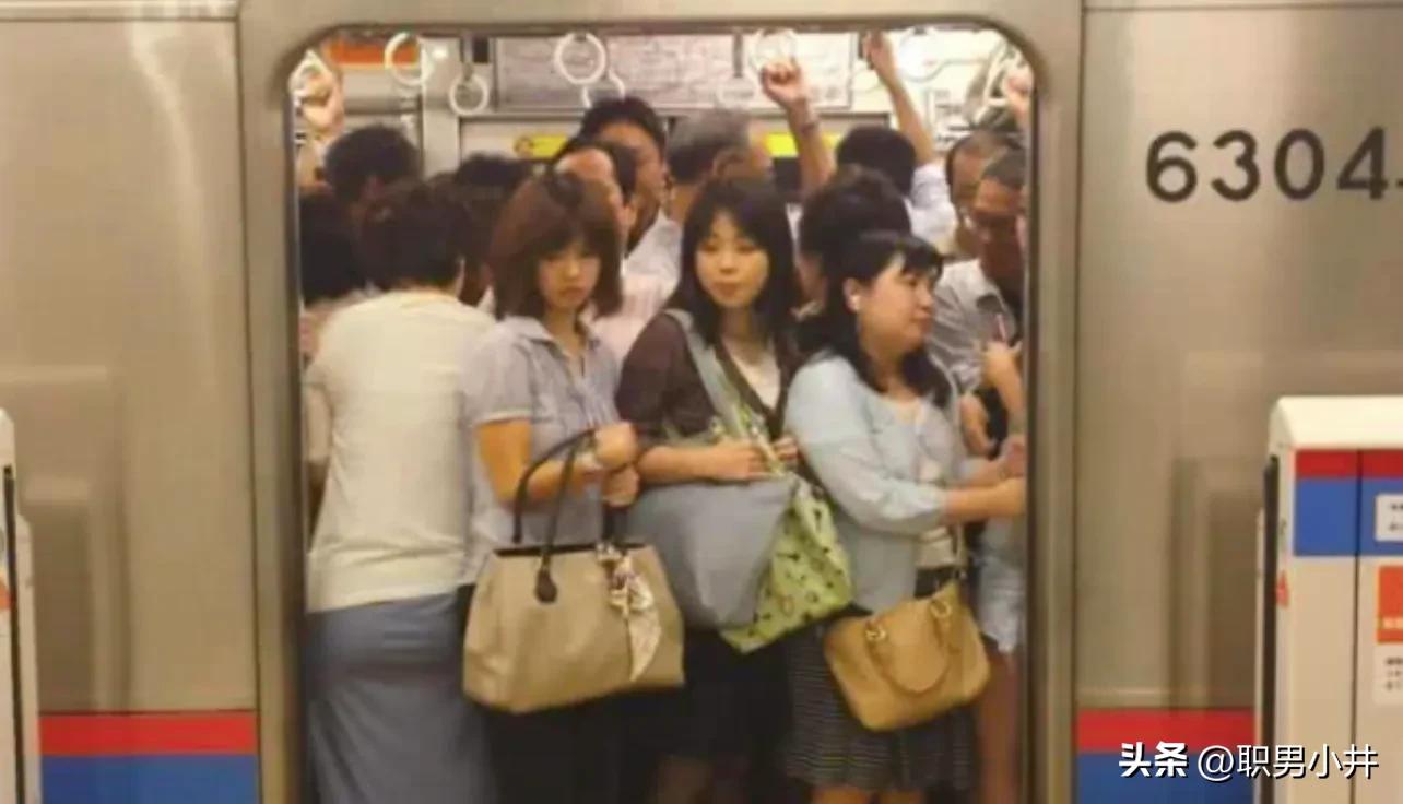 日本列车助推员,日本地铁推挤员年薪