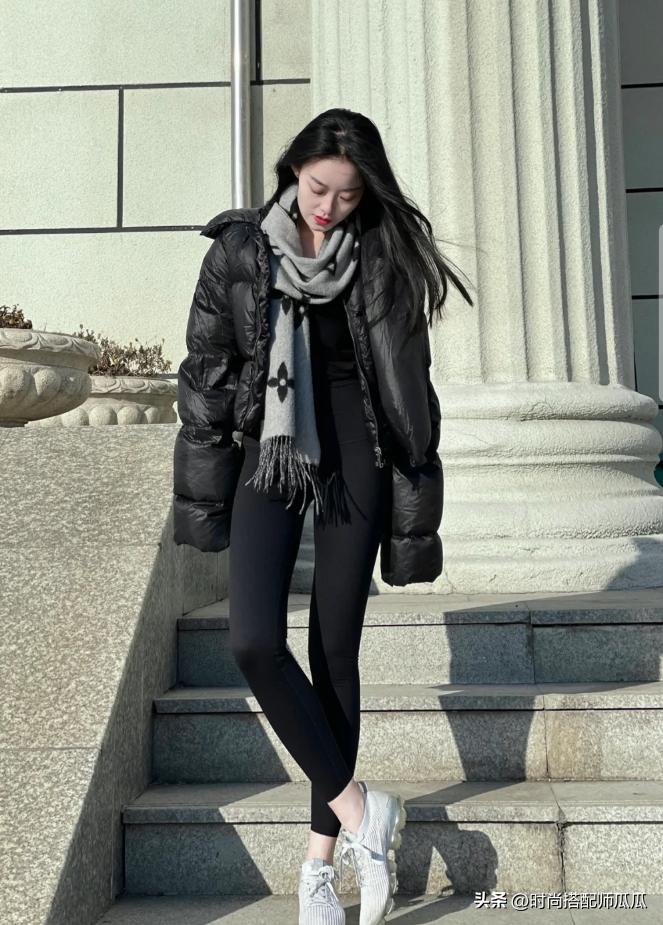 女人不管多懒，穿打*裤底**也别配运动鞋！瞧潮人这样穿，多时髦高级