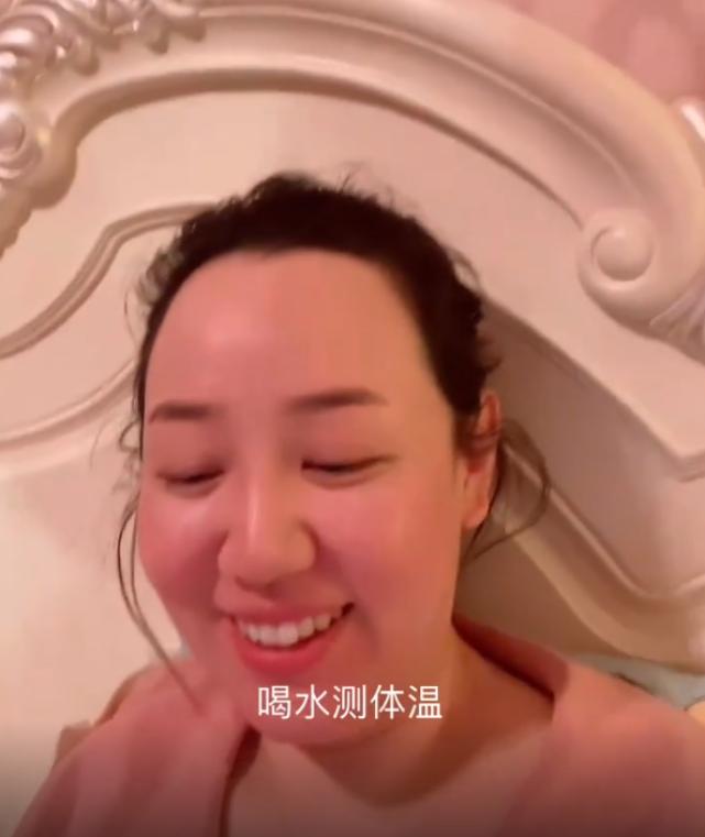 童星关凌感染新冠，自曝持续高烧嗓子哑到失声，还没有食欲脸通红