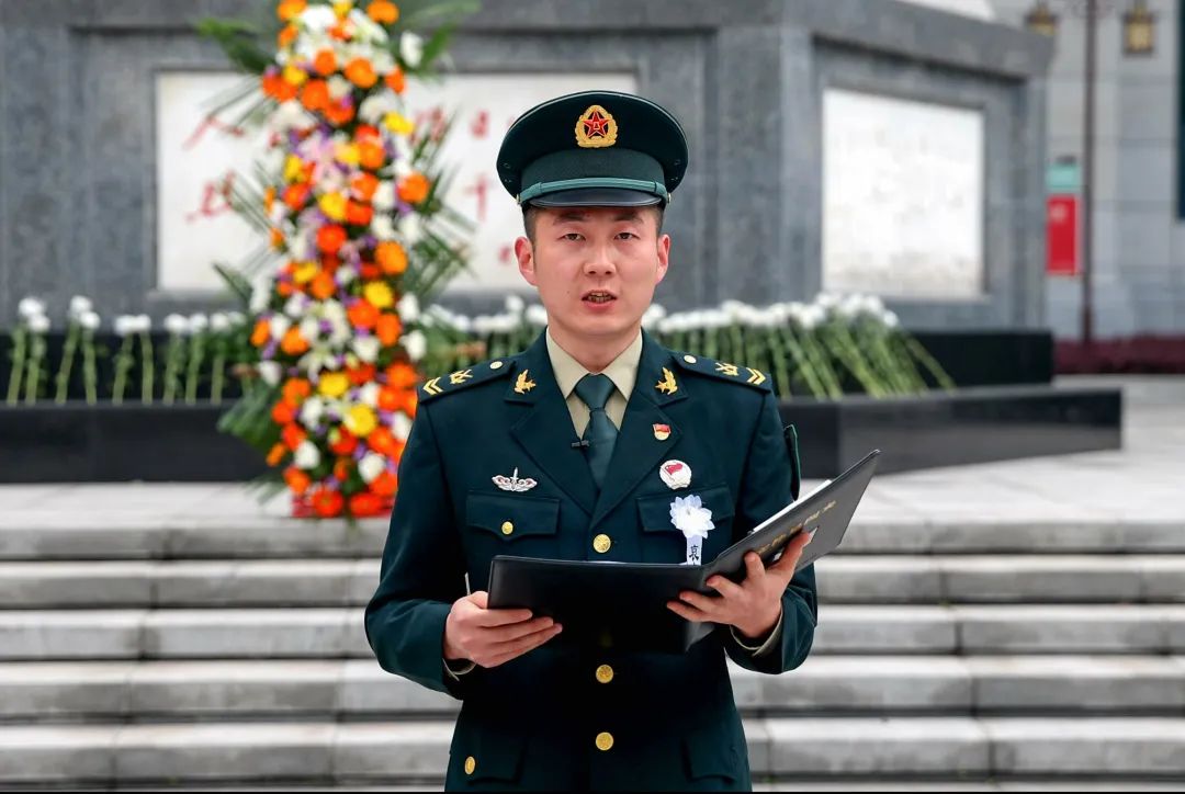 解放军清明缅怀红军先烈活动,清明祭奠革命先烈解放军鸣枪