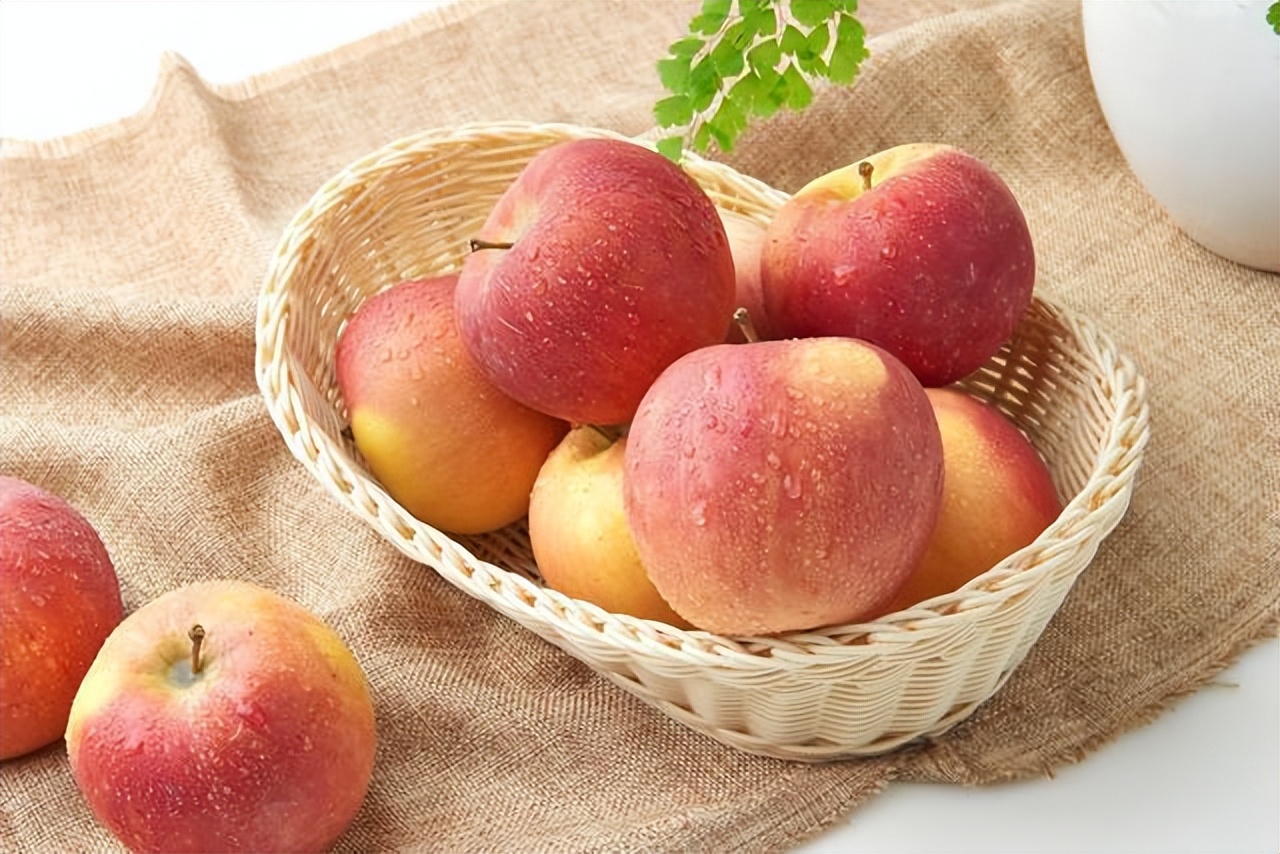 晚上吃苹果有什么毒啊,吃苹果伤胃吗什么时候吃好