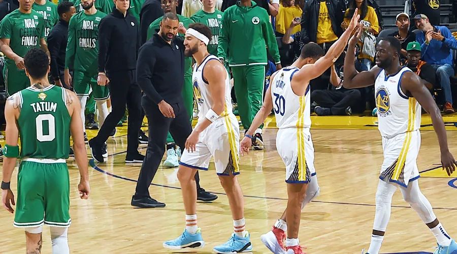 格林g2搞笑解说,格林与库里激烈讨论