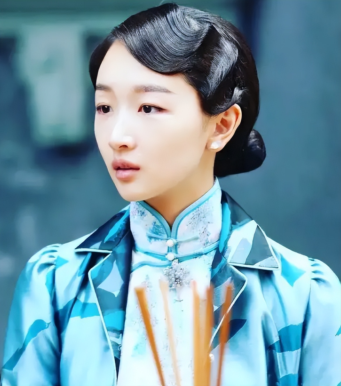 刘嘉玲关晓彤同框,穿旗袍大秀窈窕好身材