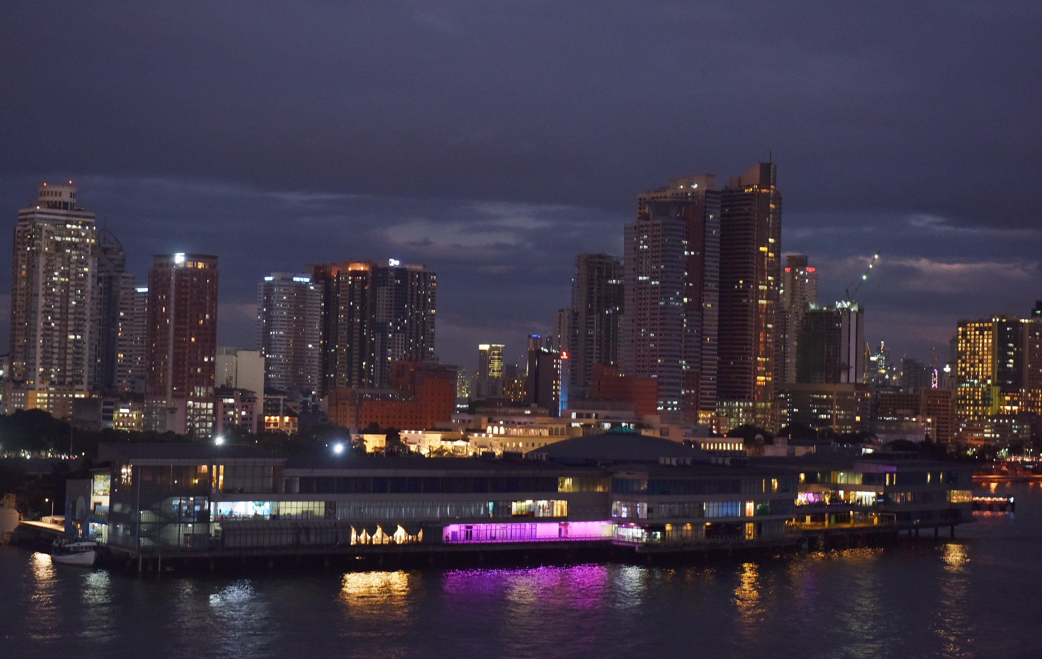 中国在校大学生创业弊大于利,在校学生创业利大于弊