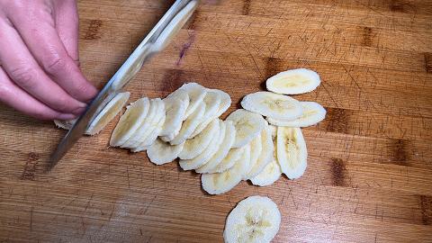 一根香蕉松饼的做法,一根香蕉超简单做美食