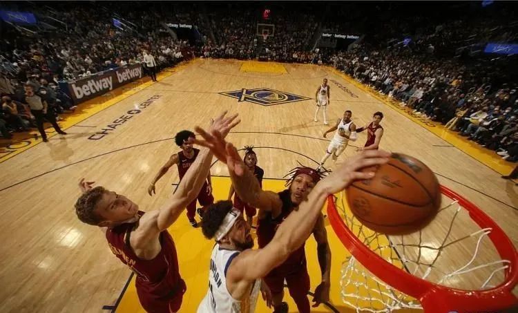 克莱汤普森复出之战库里反应,克莱复出暴扣库里