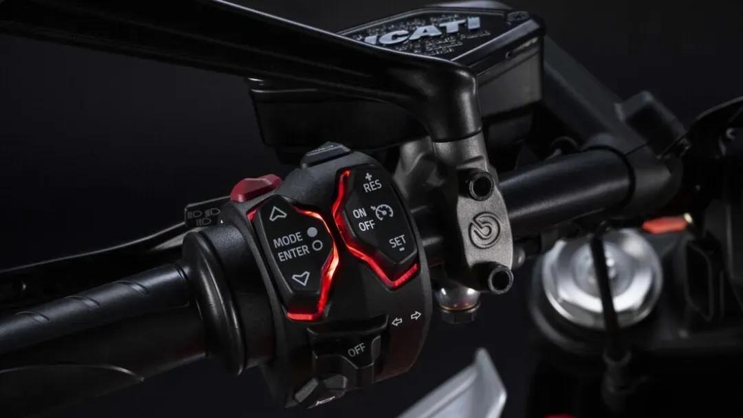 大魔鬼再进化，杜卡迪DiavelV4全新发布