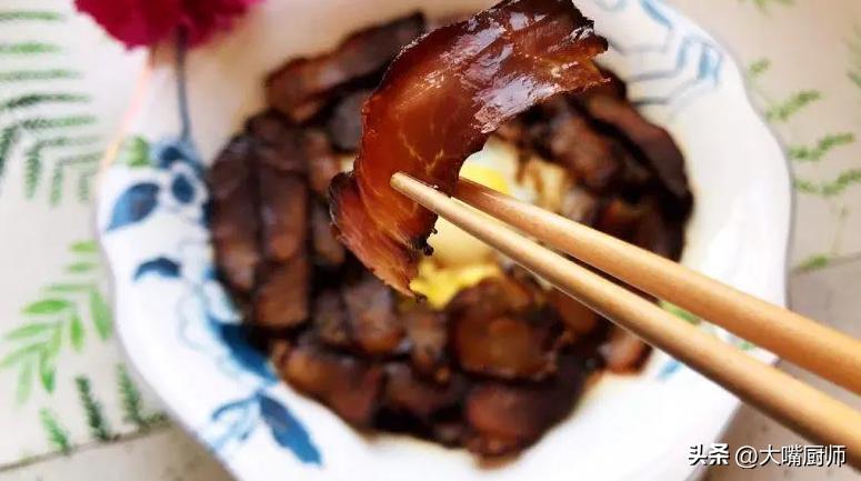 五花肉用酱油泡一晚，比腊肉卤肉都好吃，又嫩又香还不腻，收藏了