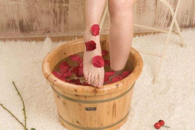热水泡脚养生还是害己,热水泡脚是养生还是慢性劳损