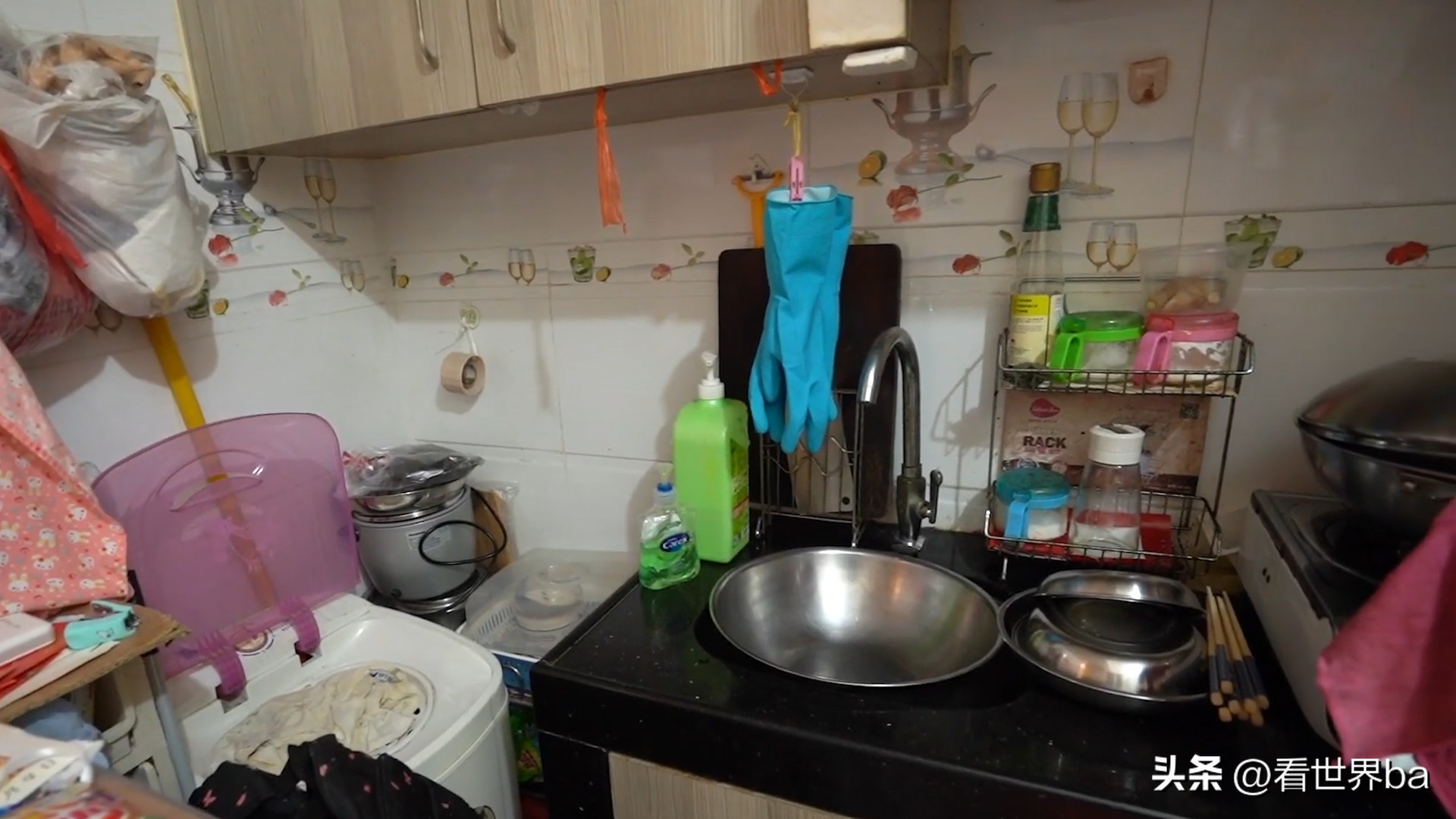 单亲妈妈带三个孩子住宾馆,单亲妈妈带两个女儿住公寓