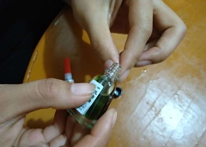 手被502胶水粘住的解决办法,手被502胶水粘住教你一招解除