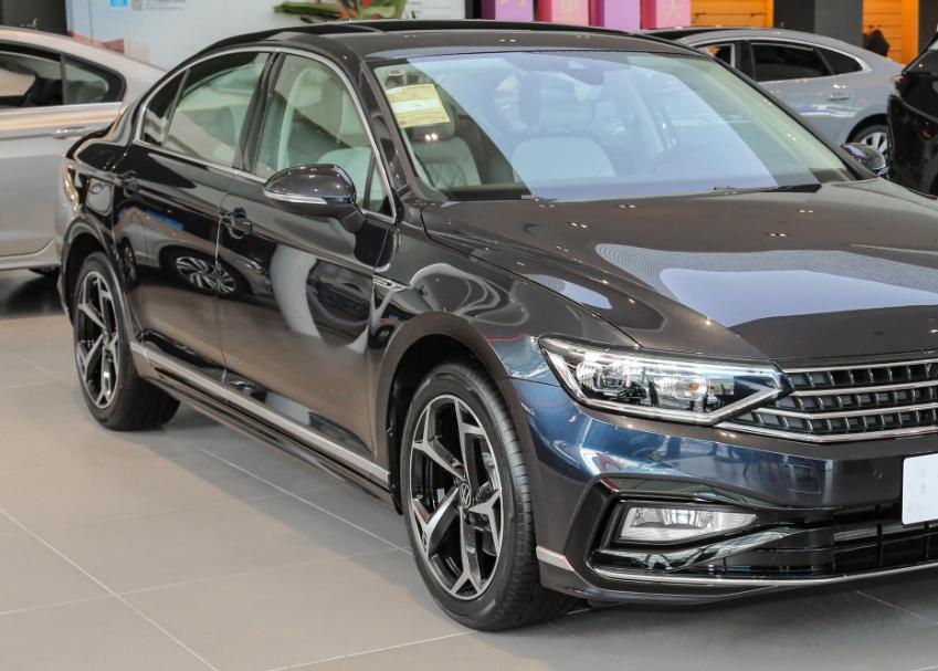 大众迈腾促销中享8万元现车报价,新款大众迈腾最低报价