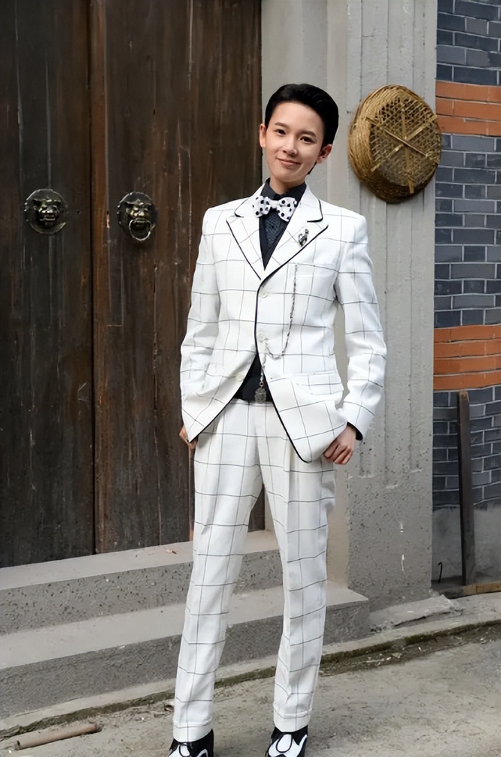 漂亮书生鞠婧祎女扮男装惊艳全场,鞠婧祎女扮男装头发散开看呆众人