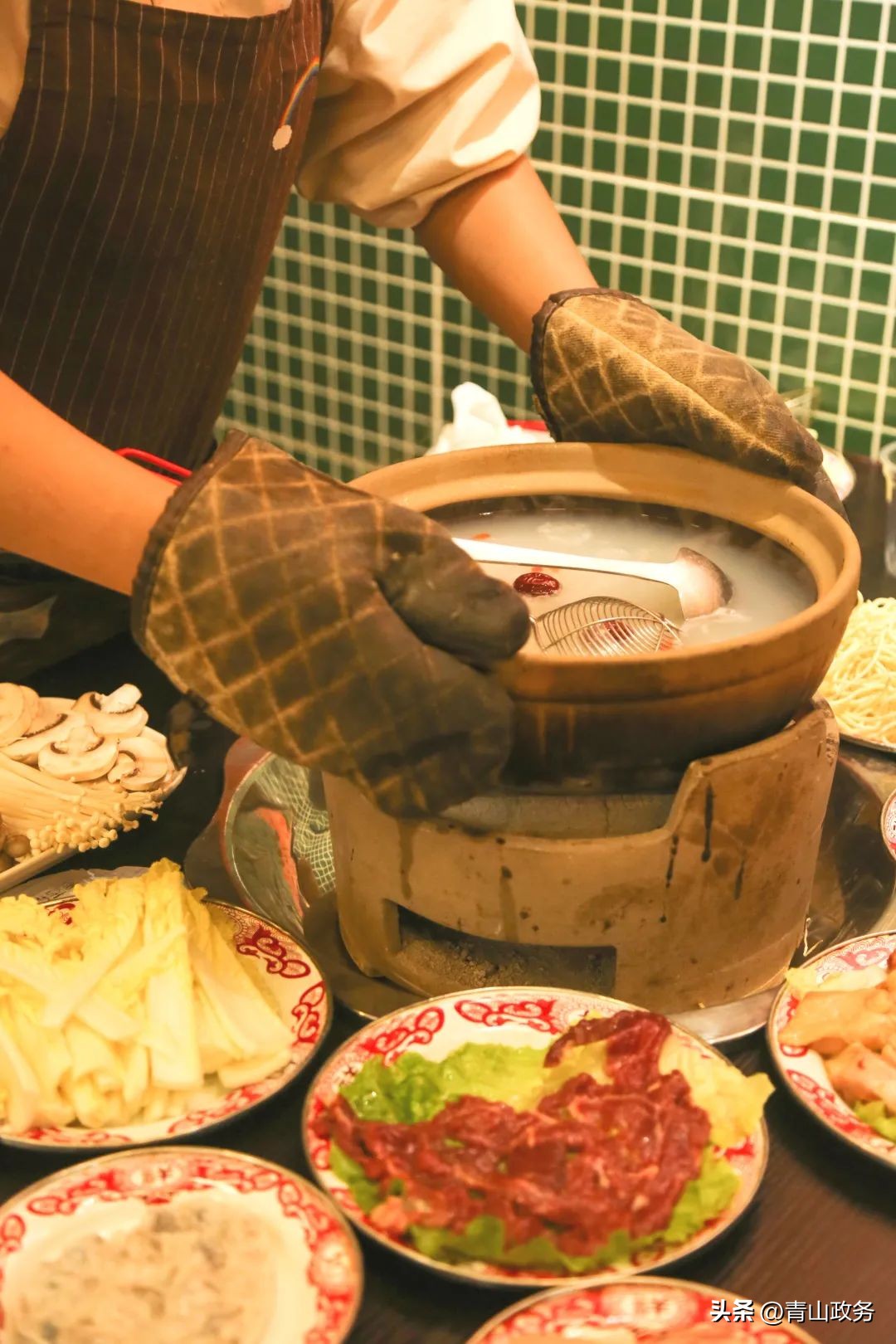 打卡恩施街｜在小马驹港式打边炉，组一个“朋克养生”局