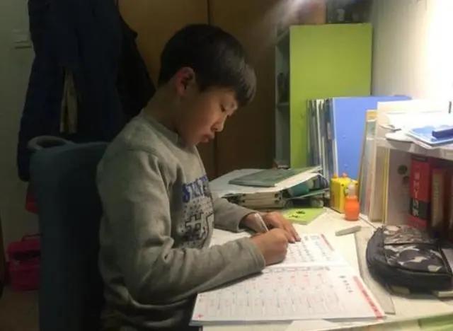 5元拥抱、10元亲吻,“地摊女友”的出现,是年轻人醒悟的表现