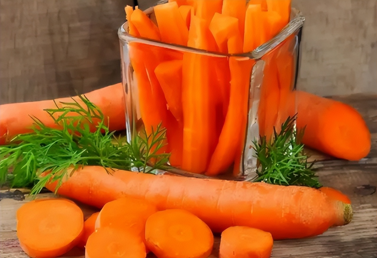 女性每天服用一片叶酸有什么好处,更年期女性能长期吃叶酸和钙片吗