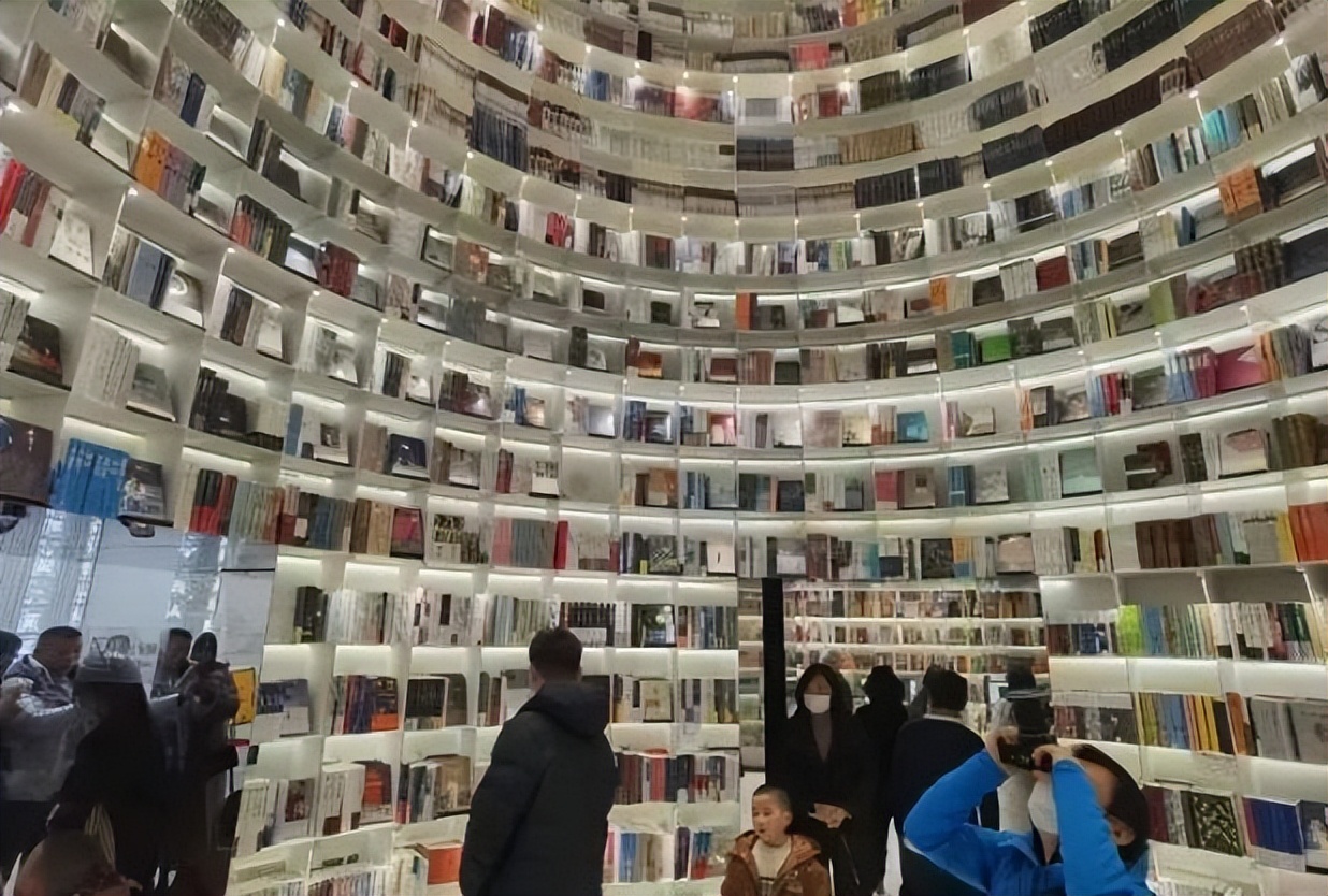 废弃矿坑即将改造的主题区,废弃矿坑生态修复与景观改造