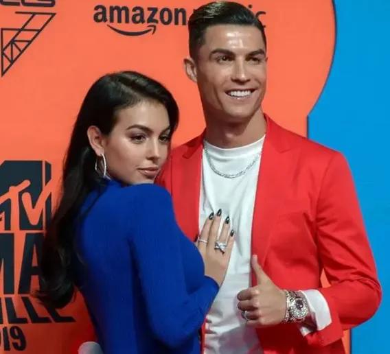 C罗和乔治娜：足坛一哥和打工妹的爱情