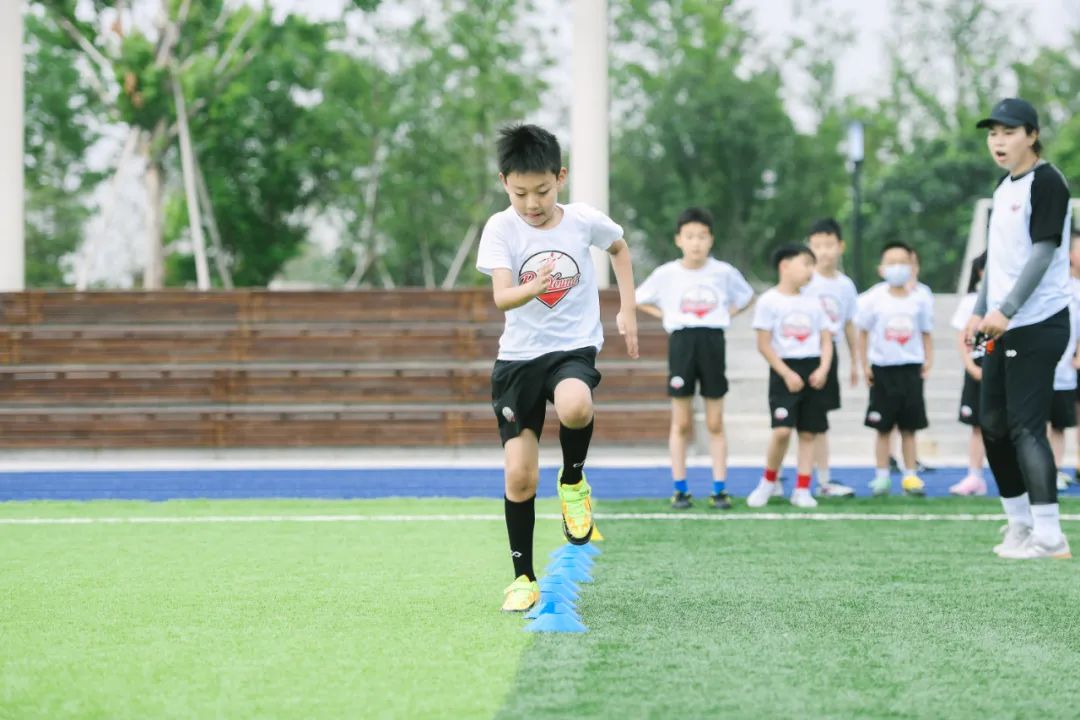 刚入足球队,刚入门踢球