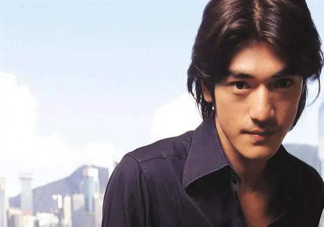 不演戏回归舞台,娱乐圈难得一见的金城武