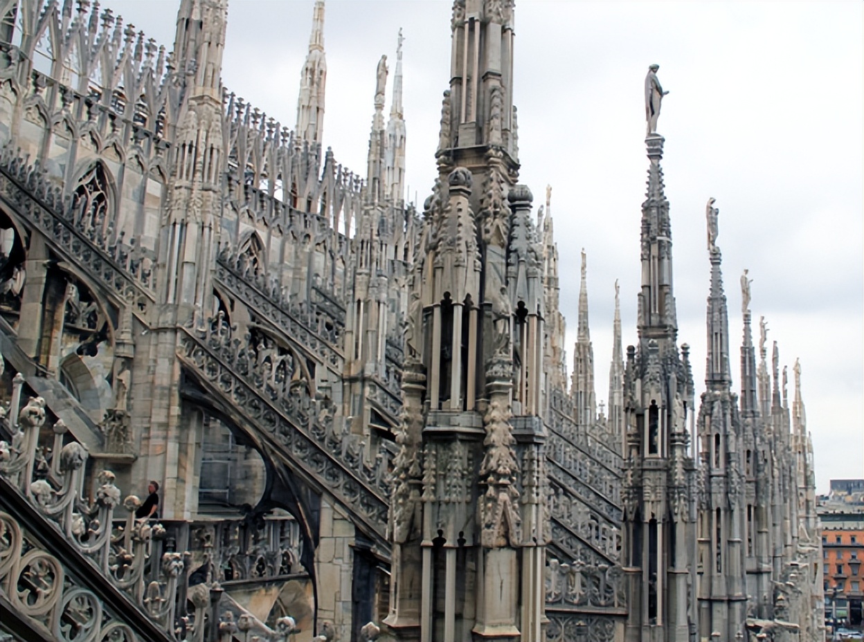 米兰大教堂塔尖的含义,米兰大教堂寓意什么