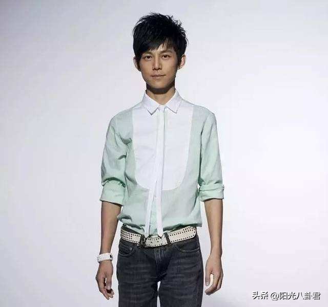 双腿细似竹竿，体型堪比纸片，内娱男星的审美真是太“畸形”了