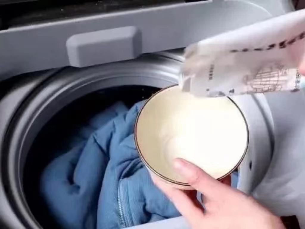 黑色牛仔裤被84烧掉色了怎么补色,牛仔裤掉色染回来妙招